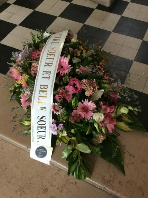 Composition de fleurs naturelles piquées