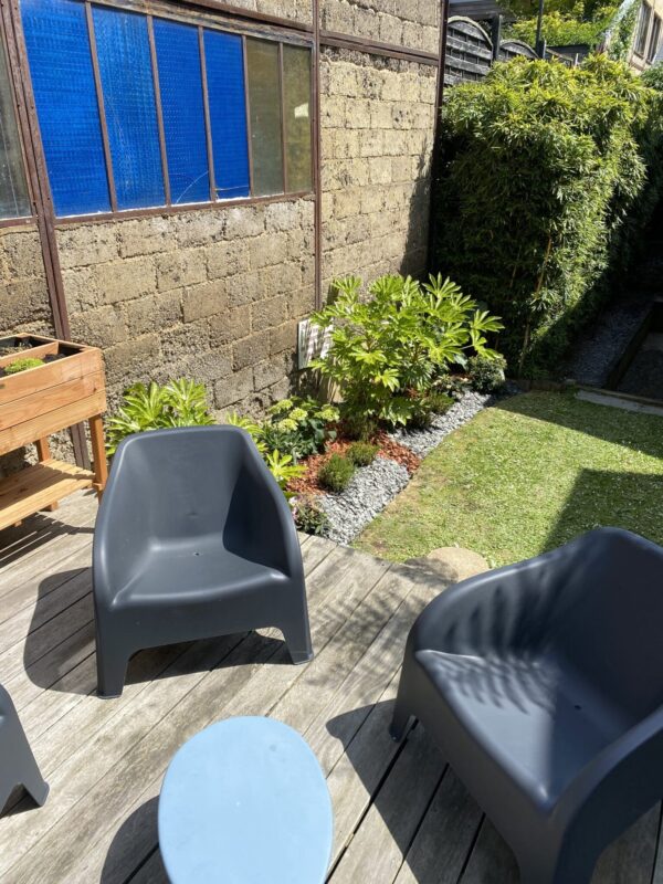 Rénovation de plate bande avec plantation de végétaux et mise en place de film geotextile en surface et finition avec écorces de couleur et pétales d’ardoise