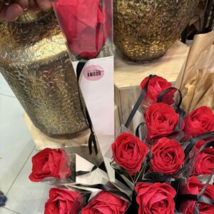 Rose rouge longue en tissu parfumé dans un étui cartonné